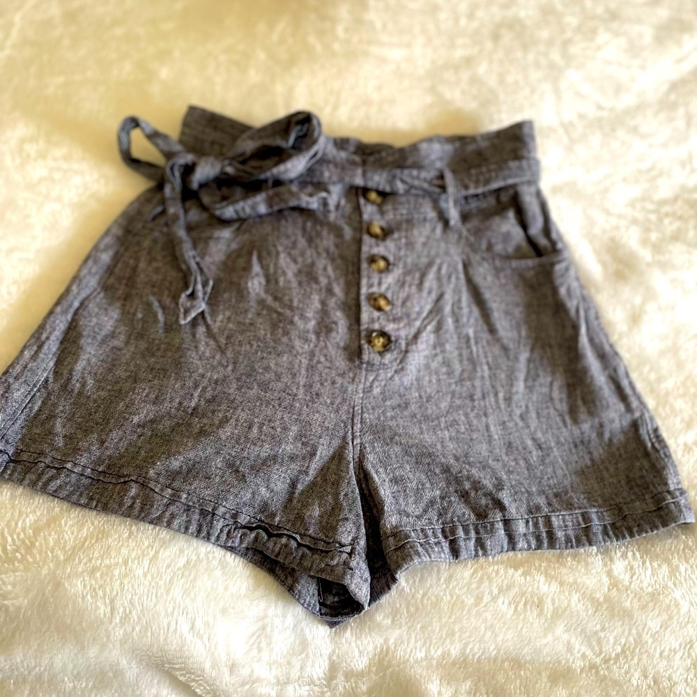 38.Express Shortie Super High Rise Shorts Size S Cotton and Linen Blend
